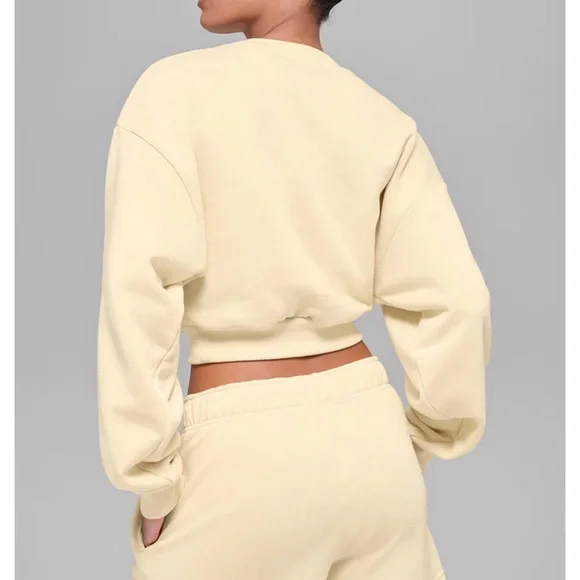 New color drop! Alo Candlelight yellow Accolade Croppd sweatshirt